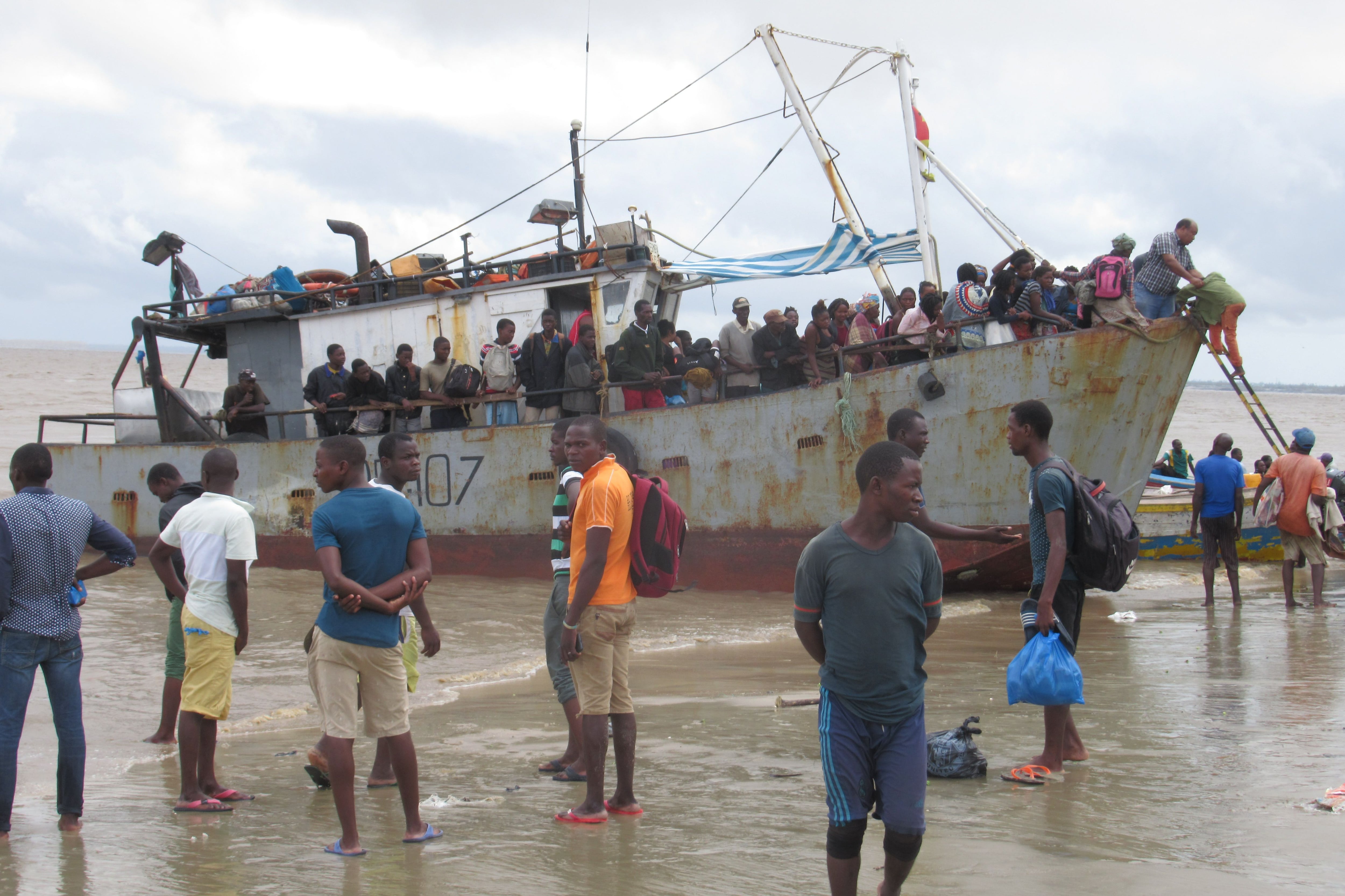 Al menos 94 muertos en el naufragio de un barco en Mozambique