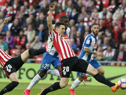 Aduriz remata para poner el 2-0 en el marcador.