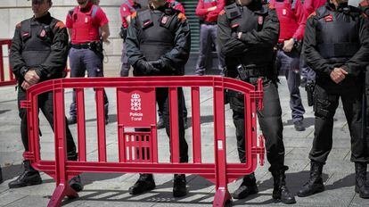 Agentes de la Policía Foral frente al Palacio de Justicia de Pamplona el pasado abril.