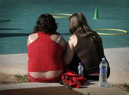 Dos chicas en un programa de tratamiento para niños con sobrepeso en el Hospital General de Valencia.