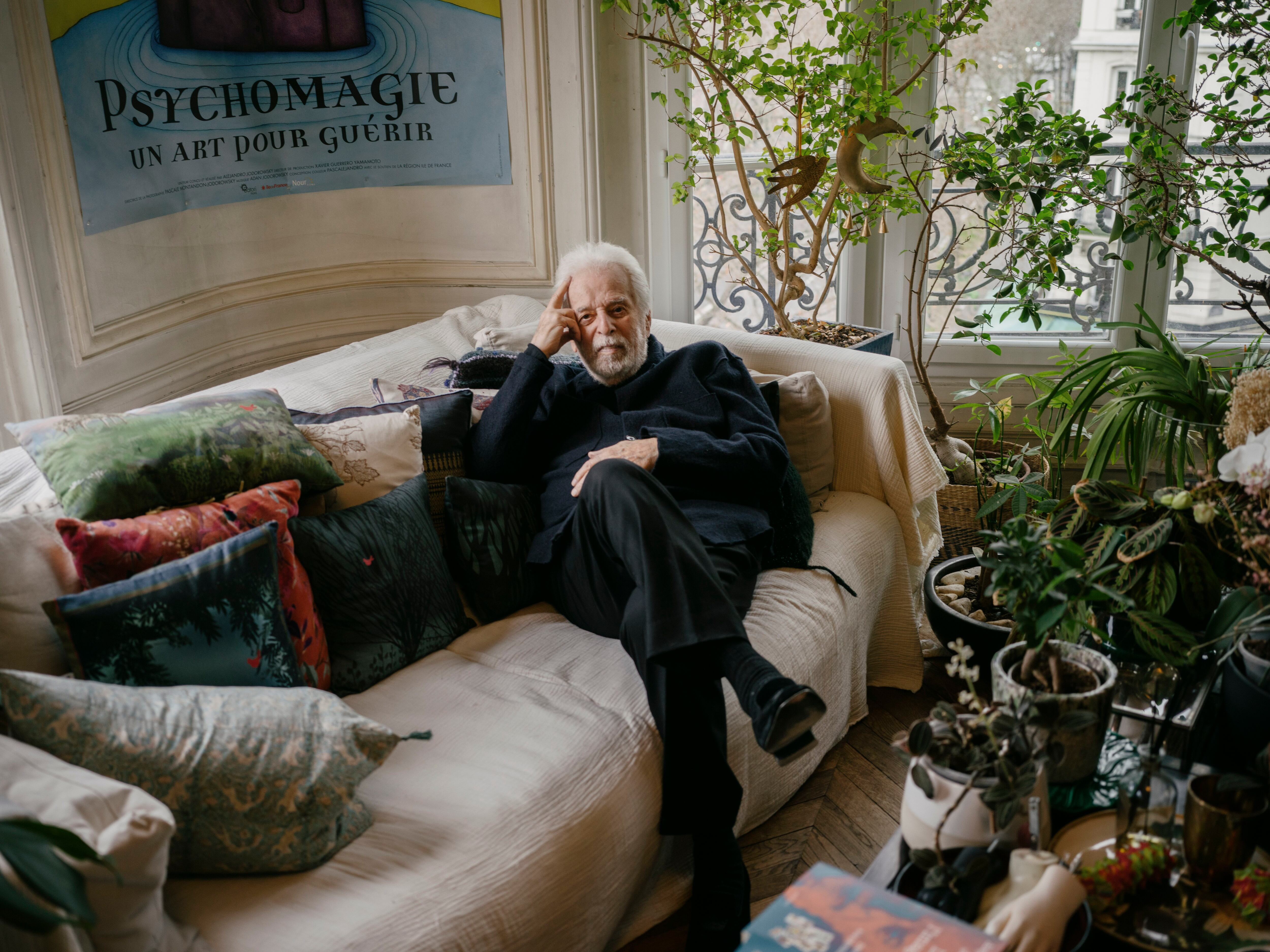 Jodorowsky, retratado en su casa de Paris.