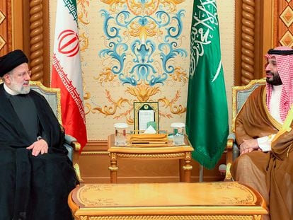 El presidente iraní, Ebrahim Raisí, (izquierda) y el príncipe heredero saudí, Mohammed bin Salmán, en una reunión en Riad este sábado, en una imagen proporcionada por la Oficina Presidencial de Irán.