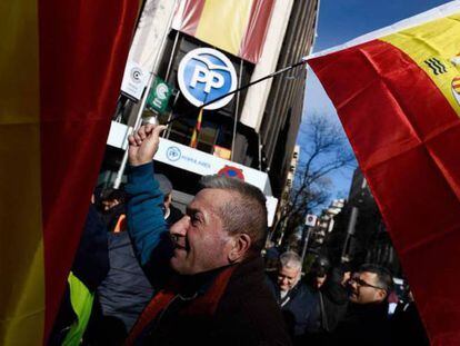 Taxistas ante la sede del PP en Madrid, este lunes. En vídeo, declaraciones de Garrido. 