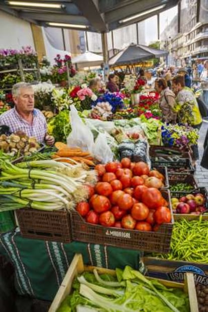 Puesto de frutas y verduras en el mercado de Bretxa, en San Sebastián.