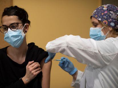 Una profesional sanitaria recibe la segunda dosis de la vacuna Pfizer un centro de atención primaria de Barcelona.