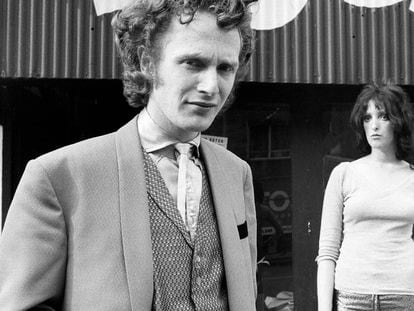 Malcolm McLaren viste como un teddy boy a la puerta de la tienda londinense de segunda mano Let It Rock. 