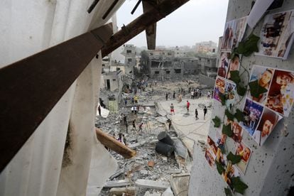 Operación de búsqueda y rescate alrededor de la mezquita Bilal Masjid, que fue destruida tras los ataques israelíes en el campo de refugiados de Nuseirat, en la Franja, este domingo.