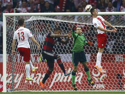 Milik marca de cabeza el primer gol de Polonia ante el meta Neuer y Boateng. 
