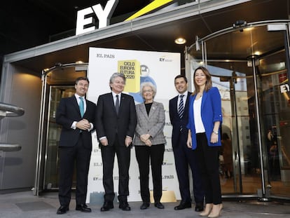 El presidente de EY, Federico Linares; el comisario de Mercado Interior, Thierry Breton; la directora de EL PAÍS, Soledad Gallego-Díaz; el consejero delegado de Prisa Noticias, Alejandro Martínez Peón; y la secretaria de Estado de Comercio, Xiana Méndez.