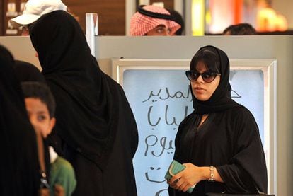 Mujeres saudíes esperan la cola en la sección de mujeres de un restaurante de Riad.