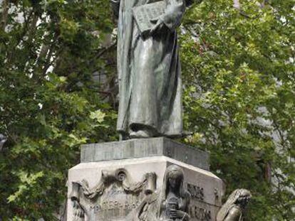 Estatua de Montero R&iacute;os en la plaza de Mazarelos de Santiago de Compostela. / ANXO IGLESIAS