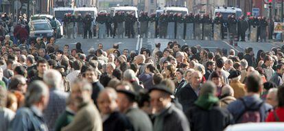 Manifestación de la " izquierda abertzale", durante una protesta prohibida por el juez en contra de la ilegalización de ANV y PCTV, en febrero de 2008 en Bilbao.