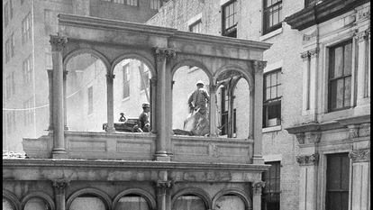 Obreros trabajando en el 82 de Beeckman Street de Manhattan, en 1967.