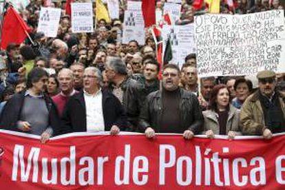 Armenio Carlos (2-izq), líder de la Confederación General de Trabajadores Portugueses (CGTP-IN) durante una manifestación contra las medidas de austeridad del Gobierno en Lisboa, Portugal, hoy, 16 de febrero de 2013.