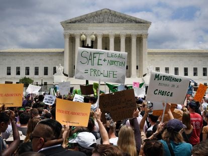 Activistas a favor del aborto sostienen carteles afuera de la Suprema Corte en Washington, DC, el 24 de enero de 2022. 