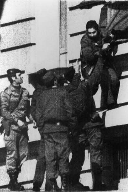 Varios guardias civiles abandonan el Congreso por una ventana, horas antes de la rendición del teniente coronel Tejero.