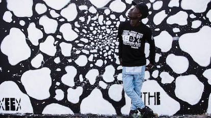 Un patinador delante del mural pintado por el artista español Mathe el pasado 17 de diciembre en Gueule Tapée (Dakar).
