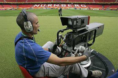 Un cámara prepara la retransmisión en el estadio de Núremberg.