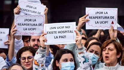 Médicos, enfermeras y otros trabajadores del Hospital La Paz en la primera protesta tras el cierre de la UCI pediátrica en enero.