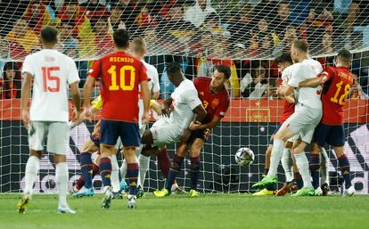 España encaja su segundo gol ante Suiza el pasado sábado en Zaragoza.