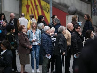 Cua de votants en un col·legi electoral a Barcelona, el passat 28 d'abril. 