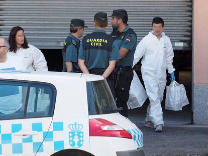 Agentes investigan en la casa de la pareja.