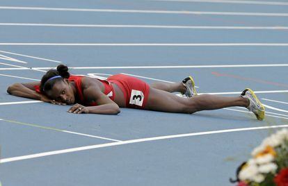 La estadounidense Alysia Johnson Montan en el suelo después de una caida en la final de los 800m.