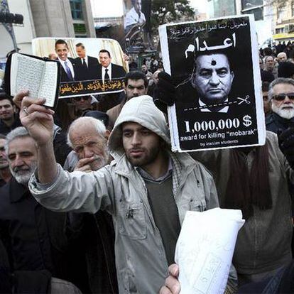 Manifestantes protestan contra Hosni Mubarak ayer en Teherán.