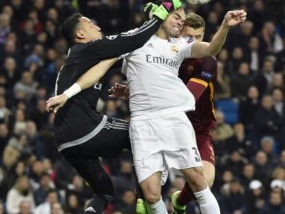 Navas despeja la pelota ante Pepe y Dzeko