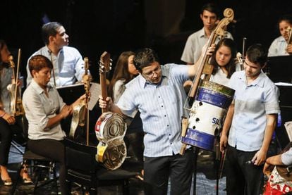 La orquesta de jóvenes músicos con instrumentos reciclados, en el Teatro Real.