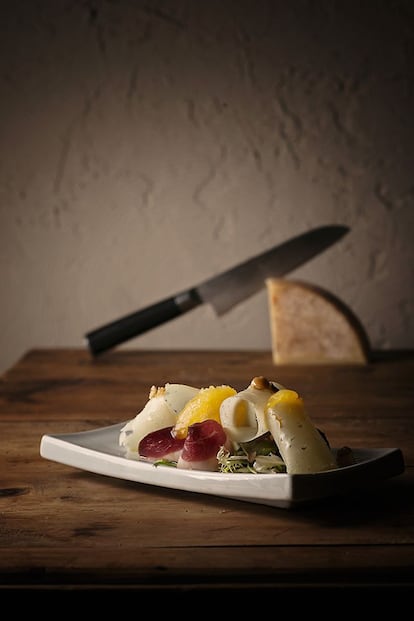 <p><b>Pureza catalana: Queso de leche cruda de oveja con ensalada de jamón de pato y granizado de naranja.</b> Para esta receta se puede optar por dos quesos de leche cruda pura de oveja: un superoro CRISembert (Formatges Camps) o un oro tipo Serrat (Casa Mateu). El primero es un queso de pasta blanda que se elabora en El Palau d’Anglesola (Lleida); el segundo se hace en Surp utilizando solo energías renovables.</p> <p><em>Ingredientes: Cuatro lonchas finas de queso de leche cruda de oveja, cuatro lonchas de jamón de pato, 20 gramos de mezcla de ensaladas, 10 gramos de avellanas, 15 gramos de granizado de naranja: 1 decilitro de zumo de naranja sin colar, 10 gramos de azúcar y una hoja de gelatina.</em></p> <p><em>Preparación:</em> 1. Elaborar el granizado de  naranja. Exprimir las naranjas, una parte del zumo lo pondremos a calentar sin que llegue a hervir para disolver el azúcar y deshacer la hoja de gelatina. Después mezclar con el resto del zumo y poner a congelar en un recipiente adecuado. El granizado lo haremos de un día para otro y lo sacaremos del congelador media hora antes de montar  la ensalada para que tenga la textura adecuada. 2. Para el montaje de la ensalada es importante que las láminas sean finas. Empezar colocando la mezcla de ensaladas y aliñarlas un poco. Después distribuir por encima las lonchas de queso y de jamón de pato. Terminar el plato haciendo dos pequeñas bolas de granizado ayudándonos de una cuchara. Finalizarlo con trozos de  avellanas tostadas.</p>