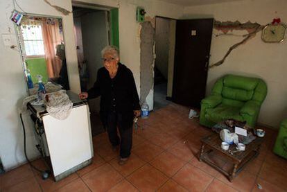 Una chilena camina por su vivienda en Santiago, afectada por el terremoto.