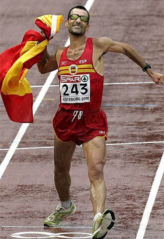 El marchador García Bragado ondea la bandera de España tras conseguir la medalla de plata.