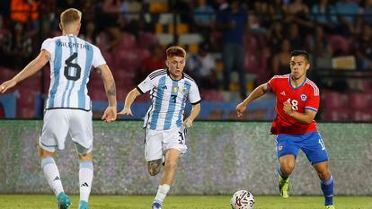 Un jugador de la Selección chilena sub 23 maneja el balón durante el partido contra Argentina, en la ciudad de Valencia (Venezuela), el 30 de enero de 2024.