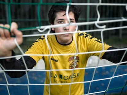 Ángel Berrocal durante un entrenamiento en el Centro Deportivo Municipal La Chopera, en el Retiro. Hasta allí se desplazan los Dragones una vez por semana para disfrutar de la sensación de jugar en un campo de césped.