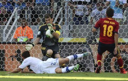 Casillas se interpone a un cabezazo de Maggio.