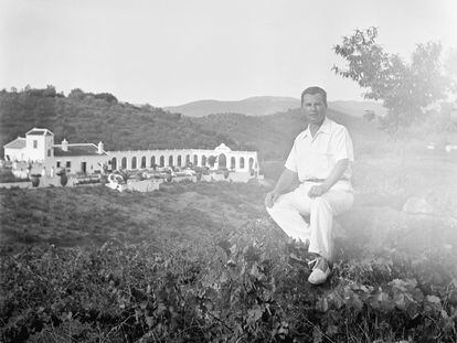 El principal colaboracionista belga con el Tercer Reich, Léon Degrelle, retratado junto a su mansión construida en el pueblo andaluz de Constantina.