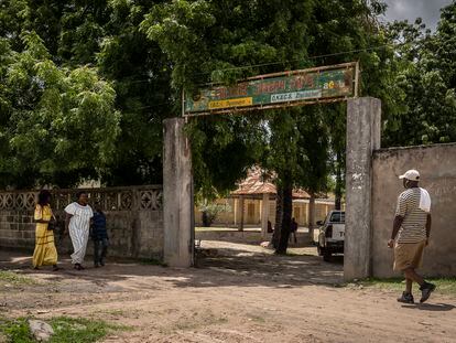 Entrada del Colegio Joseph Faye en Oussouye, donde el misionero Manel Sales abusó durante décadas de menores alumnos de los escolapios de Senegal.