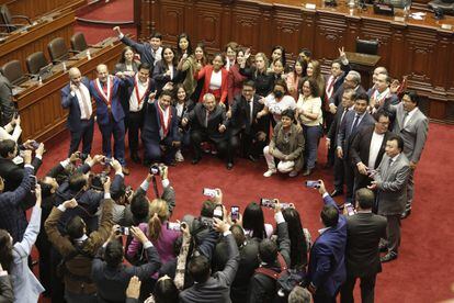 Los congresistas peruanos se fotografían tras la votación de la destitución de Pedro Castillo.