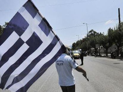 Un manifestante porta una bandera griega frente al Parlamento heleno en una imagen de archivo