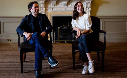 El director d'orquestra Gustavo Dudamel i l'actriu María Valverde, diumenge, a Edimburg.