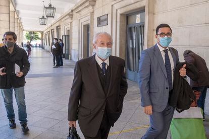El ex ministro de Sanidad Bernat Soria, este jueves a la salida de los juzgados de Sevilla.