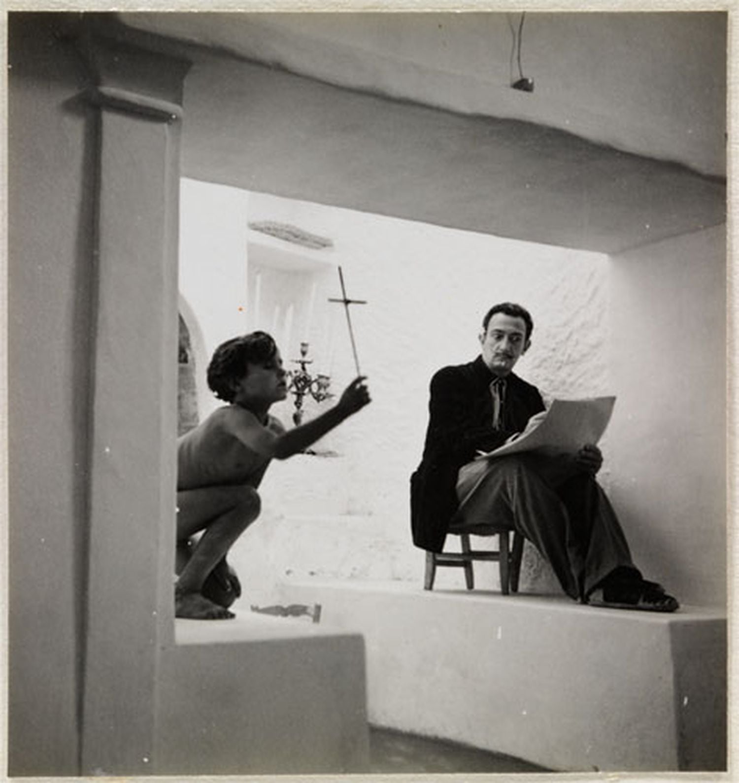 Joan Figueras haciendo de modelo para Dalí, en 1951, en Portlligat, en una foto de André Ostier-Heil.