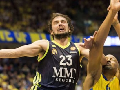 Llull entra a canasta ante la oposición de Devin Smith 