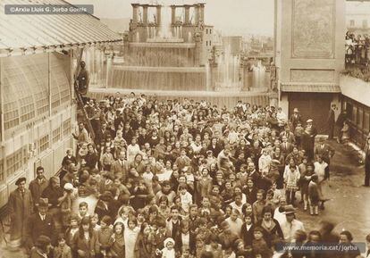 Un grup de nens i els seus pares en un acte celebrat en la terrassa de Magatzems Jorba en els anys 30.