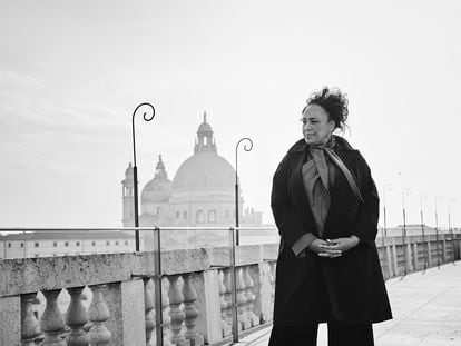 Lesley Lokko, comisaria de la XVIII Bienal de Arquitectura de Venecia, retratada en la ciudad italiana.