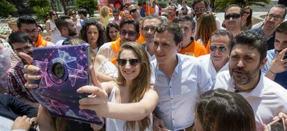 Albert Rivera, con seguidores de Ciudadanos. 