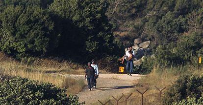  Dos sirios transportan a un herido el 20 de junioen la frontera entre Israel y Siria, en los Altos de Gol&aacute;n 