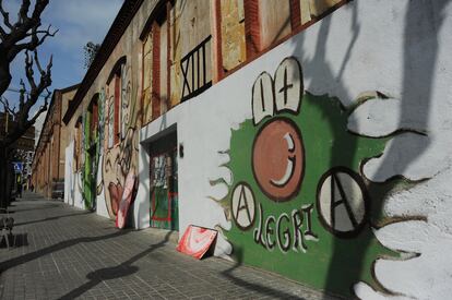 La casa okupada Nabat, donde viven cinco de los ocho detenidos por los disturbios en Barcelona.