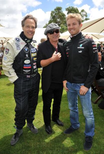 El artistócrata Charles Gordon-Lennox, el cantante de AC/DC Brian Johnson y el piloto de Fórmula 1 Nico Rosberg en el Goodwood Festival of Speed, en Inglaterra en 2012.